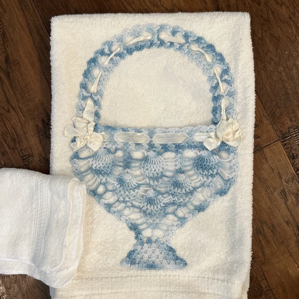 VTG White Bath Towel Crocheted Blue Basket / Crochet Edge 44x22